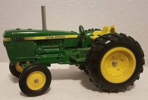 lot 128 image: VINTAGE DIE-CAST JOHN DEERE FARM TRACTOR