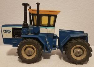 lot 129 image: VINTAGE DIE-CAST FORD FW-60 FARM TRACTOR MODEL