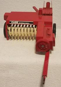 lot 135 image: VINTAGE DIE CAST CASE INTERNATIONAL FARMING TRACTOR ACCESSORY