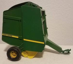lot 137 image: VINTAGE DIE-CAST JOHN DEERE FARMING TRACTOR ACCESSORY