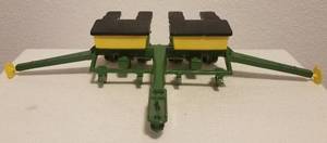 lot 138 image: VINTAGE DIE-CAST JOHN DEERE FARMING TRACTOR ACCESSORY