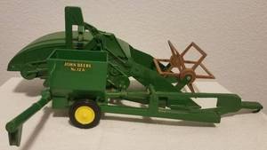 lot 139 image: VINTAGE DIE-CAST JOHN DEERE FARMING TRACTOR ACCESSORY