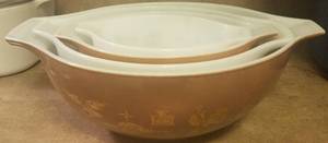 lot 177 image: VINTAGE PYREX MIXING BOWLS IN EARLY AMERICAN PATTERN