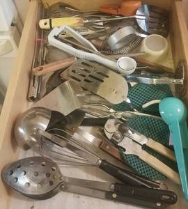 lot 180 image: DRAWER FULL OF KITCHEN UTENSILS