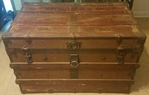 lot 5 image: ANTIQUE FLAT TOP STEAMER TRUNK (C. 1900S)
