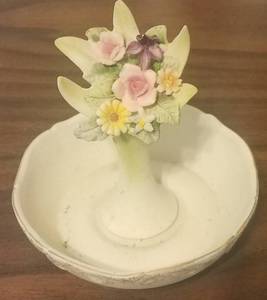 lot 193 image: VINTAGE LOFTON CHINA RING HOLDER