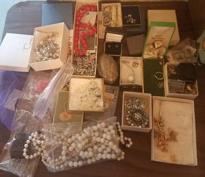 lot 195 image: LOT OF ASSORTED FASHION JEWELRY