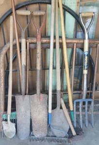 lot 233 image: LOT OF ASSORTED GARDEN TOOLS