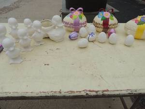 lot 446 image: White ceramic ducks, ceramic eggs, small and large candy dish eggs (1 has a broken bow on top)