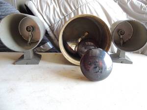 lot 398 image: 2 HEAT  lamps comes with 3 bulbs