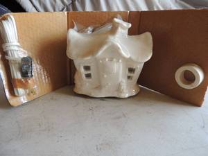 lot 400 image: 1981 Clay pottery light house NIP