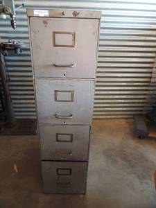 lot 424 image: 4 drawer file cabinet