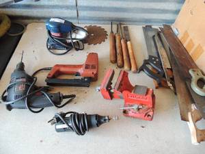 lot 364 image: Wilton table lamp clamp,  Ryobi sander skill slugger drill 13 HP-,  Electric nail gun by swing line,  Montgomery Ward power craft dremel,  7 hand saws and 5 chisels