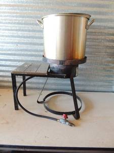 lot 372 image: Outdoor propane cookmaster, WITH LARGE 20 QT POT W LID, LARGE POT 6 DEEP, 2 STRAINERS