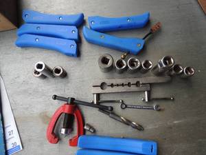 lot 422 image: SOCKETS  DRIVE 12  QTY 7,  38 DRIVE  X3,  COPPER TUBING FLARING TOOL, DRILL BIT, CUT EZE X 7