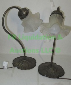 lot 49 image: Flower theme novelty lamp set