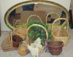 lot 92 image: Assorted baskets and wall mirror 21 x 39