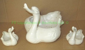 lot 89 image: Hull pottery ceramic figural swan set