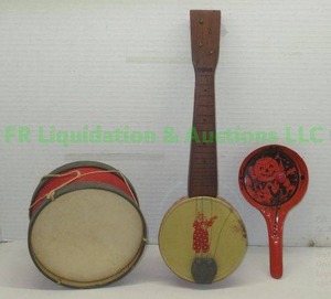 lot 101 image: Vintage mid-century toy drum, banjo and clapper pan