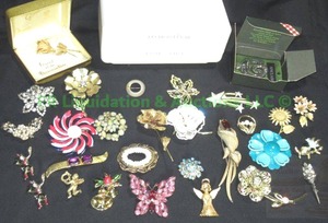 lot 199 image: Assorted Brooches including Weiss, Gerrys, Sarah Coventry, includes Jewelite sonic jewelry cleaner