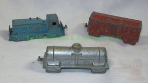 lot 195 image: Vintage mid-century Midgetoy cast metal train engine and cars
