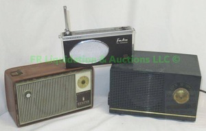 lot 129 image: Vintage retro radios including 1961 Panasonic, 1953 RCA Victor & 1963 Zenith Royal 670