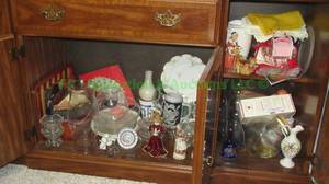 lot 176 image: Assorted dishware and decor