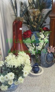 lot 173 image: Large and small vases plus artificial flowers