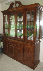 lot 174 image: Broyhill lighted china display hutch (contents not included) 85 x 64 x 17