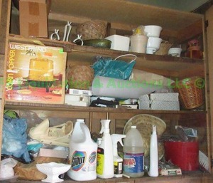 lot 323 image: Assorted household items as shown