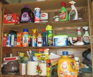 lot 327 image: Assorted laundry and cleaning supplies