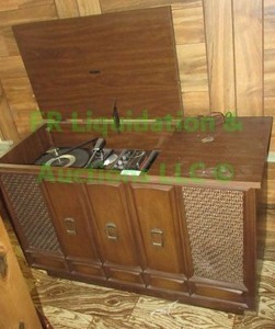 lot 343 image: Retro Zenith S-8690 stereo phonograph entertainment console