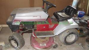 lot 414 image: Signature 2000 elite riding lawn mower, one tire needs replaced