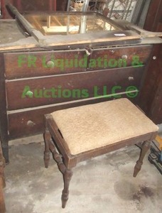 lot 446 image: Antique early century vanity dresser with mirror and day bench