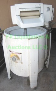lot 457 image: Vintage 1940s Speed Queen model 80 wringer washing machine 48 tall x 30 wide