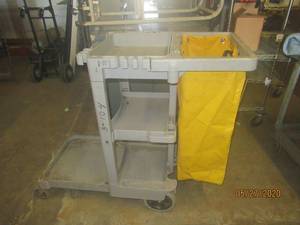 lot 261 image: RUBBERMAID JANITORIALCLEANING CART