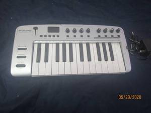 lot 70 image: M-AUDIO KEY STUDIO 25 KEYBOARD&nbsp