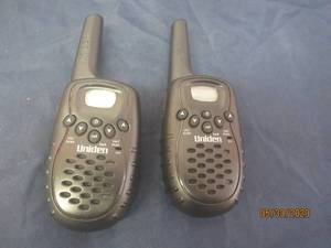 lot 108 image: UNIDEN GMR325-2 &nbsp 3 MILE 22-CHANNEL GMRSFRS TWO-WAY WALKIE TALKIES&nbsp