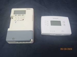 lot 114 image: TOTAL OF 2 THERMOSTATS&nbsp-ICE CAP&nbsp&nbsp -HONEYWELL