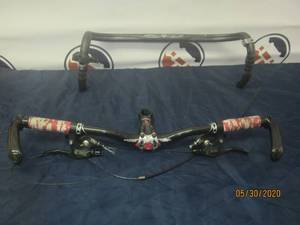 lot 125 image: TOTAL OF 2&nbsp BIKE HANDLEBARS&nbsp&nbsp-BONTRAGER HCM CARBON&nbsp&nbsp- SALSA MOTO ACE BELL LAP&nbsp 26-0MM CLAMP DROP BARS&nbsp