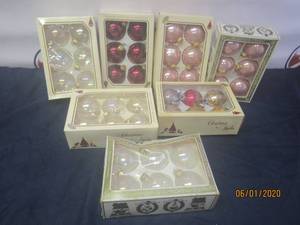 lot 218 image: TOTAL OF 7 NEW BOXES OF CHRISTMAS BY KREBS DESIGNER CHOICE GLASS ORNAMENT BALLS&nbsp