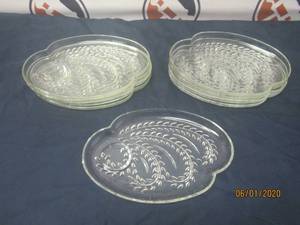 lot 243 image: TOTAL OF 9 VINTAGE FEDERAL GLASS COMPANY HOSPITALITY SNACK PLATES&nbsp