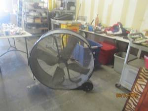 lot 318 image: LARGE WAREHOUSE FAN TESTED AND WORKS
