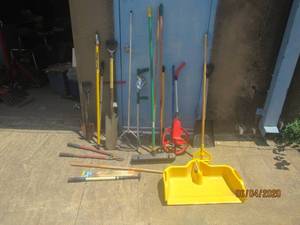lot 320 image: ASST CLEANING AND YARD TOOLS 20 PIECES TOTAL