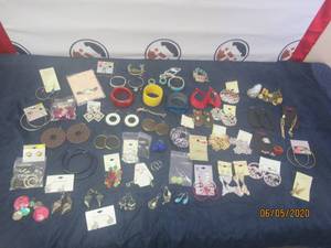 lot 338 image: GENEROUS AMOUNT OF FASHION JEWELRY&nbsp&nbsp- EARRINGS&nbsp&nbsp- BRACELETS&nbsp