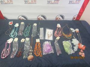 lot 340 image: 20 PIECES FASHION JEWELRY NECKLACES