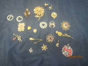 lot 341 image: VINTAGE BROOCH, CHARMS AND CUFF LINKS