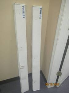 lot 357 image: TOTAL OF 2 PHILIPS FLUORESCENT LIGHTS