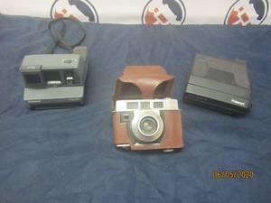 lot 376 image: TOTAL OF 3 VINTAGE CAMERAS&nbsp&nbsp- POLAROID IMPULSE&nbsp&nbsp- POLAROID SPECTRA SYSTEM SE&nbsp&nbsp- KODAK AUTOMATIC 35MM CAMERA WITH LEATHER PROTECTOR CASE&nbsp