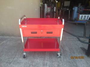 lot 408 image: ROLLING TOOL DRAWER WITH LOCK AND KEYS